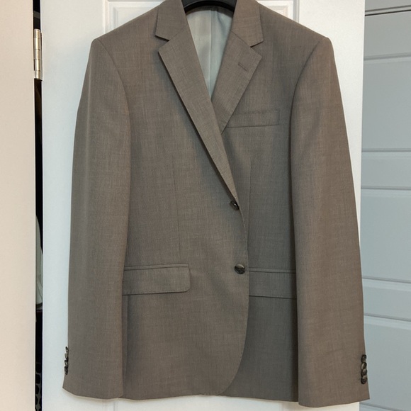 Men’s Suit - Picture 3 of 7